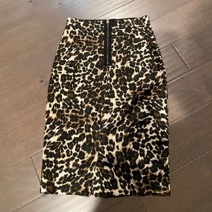 Leopard print fitted skirt.